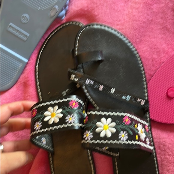 Sandal bundle. - Picture 6 of 7